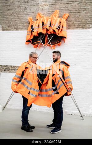 Berlin, Allemagne. 11 février 2020. Les employés de Hornbach présentent dans son studio l'œuvre 'Safy Jackets a fait un autre Passage' de l'artiste chinois ai Weiwei. En arrière-plan, l'usine se trouve dans le « support de version ». Les différentes constructions de vestes de sécurité, de crochets et de barres de fer peuvent être achetées comme pièces individuelles du promoteur Hornbach et assemblées par les parties intéressées elles-mêmes. Crédit: Christoph Soeder/Dpa/Alay Live News Banque D'Images