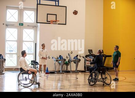 Le duc de Cambridge jouant à la boule de panier en fauteuil roulant lors d'une visite au Centre de réadaptation médicale de la Défense Stanford Hall, Stanford on Soar, Loughborough, où il a rencontré des patients et du personnel et a fait une visite de la salle de gym et de l'atelier de prothèses. Banque D'Images