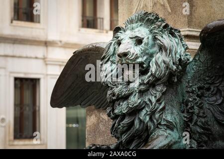 Gros plan d'une statue d'un lion en bronze à Venise Banque D'Images