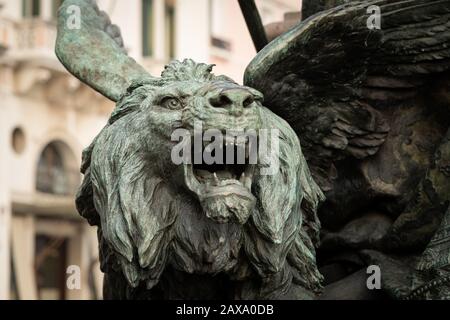 Gros plan d'une statue d'un lion en bronze à Venise Banque D'Images