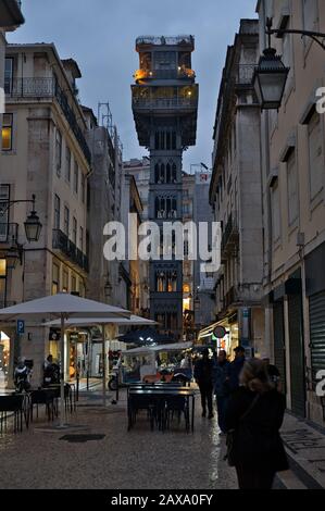 Ascenseur de Santa Justa près de Chiado dans le centre-ville de Lisbonne. Portugal Banque D'Images
