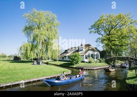Giethoorn typique village néerlandais et destination touristique en hollande. Bateau naviguant sur les petits canaux Banque D'Images