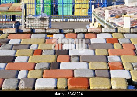 Briques et tuiles de pavé sur le chantier. Dalles de revêtement d'entrepôt pour la pose de routes. Construction de trottoirs. Banque D'Images