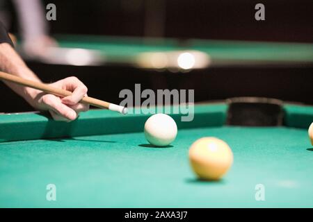 Homme jouant au billard, main isolée et repère avec fond flou Banque D'Images