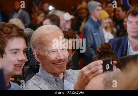 L'ancien vice-président américain Joe Biden prend des selfies avec les électeurs de Hampton, N.H., aux États-Unis, pendant le primaire présidentiel du New Hampshire, 9 février 2020. Banque D'Images
