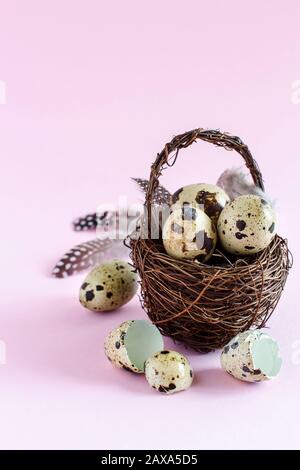 Œufs Quail dans un baquet sur un fond rose pastel gros plan Banque D'Images