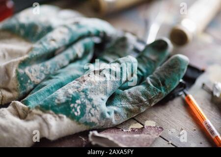 Gants de travail sur un lieu de travail en usine Banque D'Images