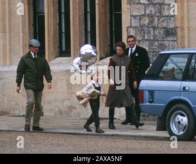 Peter Phillips et la princesse Anne de HRH dans le quadrilatère du château de Windsor, Angleterre 1984 Banque D'Images