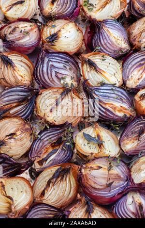 Allium lcpe. Oignons rôtis sur une plaque de cuisson Banque D'Images