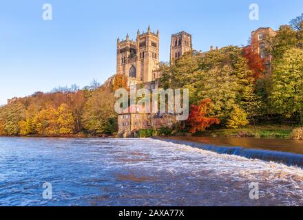 Les tours de la cathédrale de Durham au-dessus de l'automne / couleurs de chute sur les arbres près de la rivière Portent dans la ville historique de Durham dans le nord-est de l'Angleterre Banque D'Images