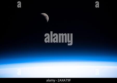 Washington, États-Unis. 11 février 2020. Une lune de croissant ciré est représentée comme la Station spatiale internationale en orbite à 260 milles au-dessus du pays nord-africain d'Algérie le 1er janvier 2020. NASA/UPI crédit: UPI/Alay Live News Banque D'Images