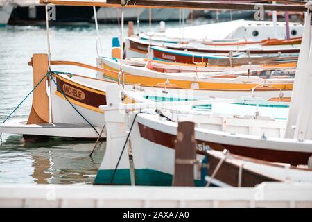 Port de Cassis, village français typique sur la côte méditerranéenne, Côte d'Azur Banque D'Images