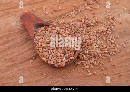 Grains de lin dans une cuillère en bois Banque D'Images