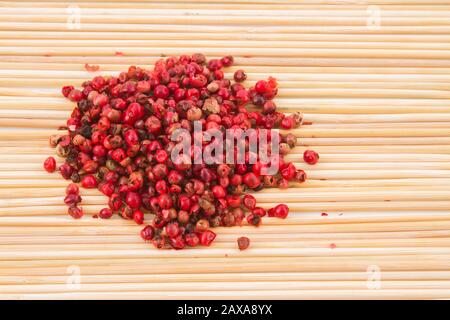 grains de poivre rouge, sur la planche à découper. Banque D'Images