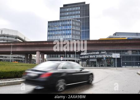 Stuttgart, Allemagne. 11 février 2020. Une voiture Mercedes noire apparaît devant le siège social de Daimler à Stuttgart Untertuerkheim. Conférence De Presse Annuelle Daimler 2020 Le 11 Février 2020. | utilisation dans le monde crédit: DPA/Alay Live News Banque D'Images