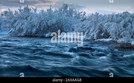 Rivière Ellidaar en hiver, Reykjavik, Islande Banque D'Images