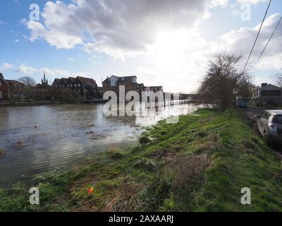 Faversham, Kent, Royaume-Uni. 11 février 2020. Inondations à Faversham, Kent cet après-midi en raison d'une tempête de marée dans l'estuaire de la Tamise. Faversham creek à marée haute - une petite équipe de l'Agence de l'environnement a surveillé la situation sur place. Crédit: James Bell/Alay Live News Banque D'Images