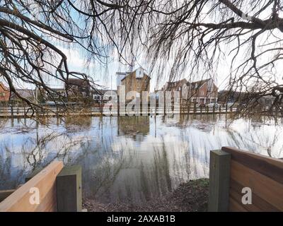 Faversham, Kent, Royaume-Uni. 11 février 2020. Inondations à Faversham, Kent cet après-midi en raison d'une tempête de marée dans l'estuaire de la Tamise. Faversham creek à marée haute - une petite équipe de l'Agence de l'environnement a surveillé la situation sur place. Crédit: James Bell/Alay Live News Banque D'Images