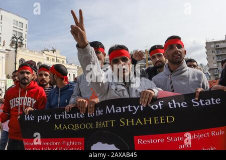 Un manifestant tient une bannière tout en faisant un geste lors de la manifestation à Patras.Kashmiris protestation à Patras, Grèce pour marquer l'anniversaire de la mort de Mammu Cachemire libération Front (JKLF) fondateur Maqbool Bhat. L'Inde a récemment promulgué une loi qui mettra fin à un statut autonome spécial accordé à l'État du Jammu-et-Cachemire, connu en Occident comme simplement le « Cachemire ». Banque D'Images