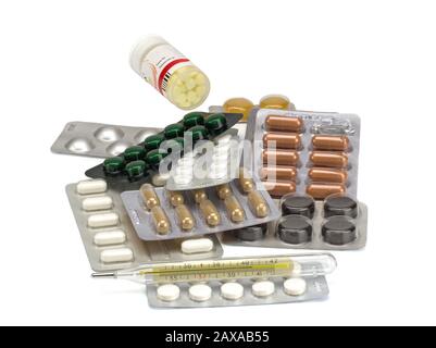 Différents médicaments : comprimés, comprimés en plaquettes thermoformées, médicaments et thermomètre sur fond blanc Banque D'Images
