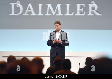 Stuttgart, Allemagne. 11 février 2020. OLA KAELLENIUS, Président de la direction, PDG Daimler AG, GESTURE, parle au public. Conférence De Presse Annuelle Daimler 2020 Le 11 Février 2020. | utilisation dans le monde crédit: DPA/Alay Live News Banque D'Images