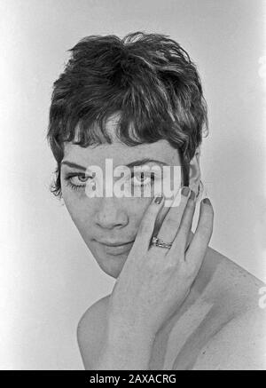 Linda Thorson, kanadische Schauspielrin, bekannt aus der Fernsehserie 'it Schirm, charme und Melone', à Hambourg; Deutschland um 1966. L'actrice canadienne Linda Thorson, connue de la série télévisée "Les Avengers", à Hambourg, en Allemagne, vers 1966. Banque D'Images