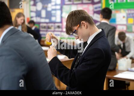 Étudiants en chimie de niveau A au cours d'une leçon pratique dans une école secondaire, au Royaume-Uni Banque D'Images