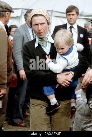 La princesse Anne HRH porte sa fille, Zara Phillips lors des épreuves de badminton Horse, Angleterre avril 1982 Banque D'Images