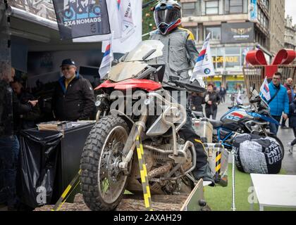 Serbie, 7 février 2020 : moto tout-terrain BMW exposée à la rue Knez Mihailova dans le centre-ville de Belgrade Banque D'Images