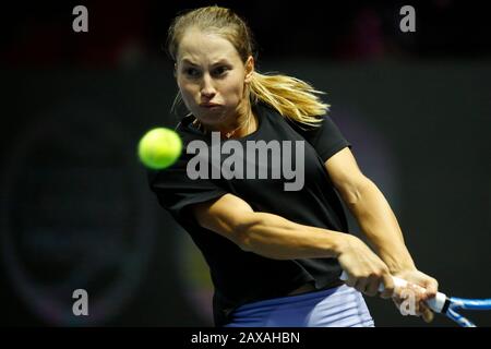 Yulia Putintseva, du Kazakhstan, en action contre Veronica Kudermetova, de Russie, lors du tournoi de tennis du Trophée Saint-Pétersbourg 2020 à Sibur Arena.final: (Yulia Putintseva 1-2 Veronica Kudermetova) Banque D'Images