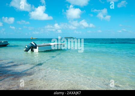 Plage principale à l'île San Andres et Johnny Cay à l'arrière, Colombie, Amérique du Sud Banque D'Images