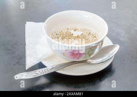 Délicieux petit déjeuner laitier marocain - porc salé dans un bol blanc Banque D'Images