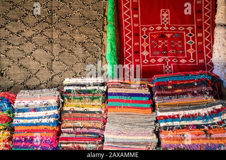 Beaucoup de tapis berbères traditionnels célèbres en vente, ait Ben Haddou, Maroc Banque D'Images