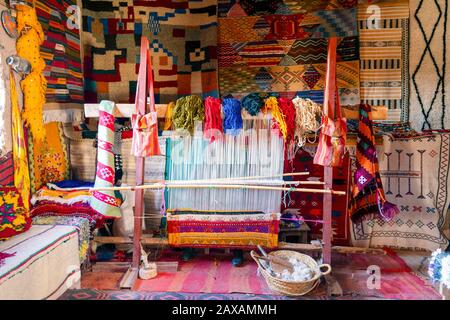 Machine à tisser traditionnelle utilisée pour produire des tapis berbères célèbres, ait Ben Haddou, Maroc Banque D'Images