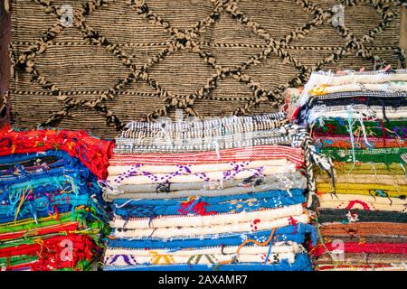 Beaucoup de tapis berbères traditionnels célèbres en vente, ait Ben Haddou, Maroc Banque D'Images