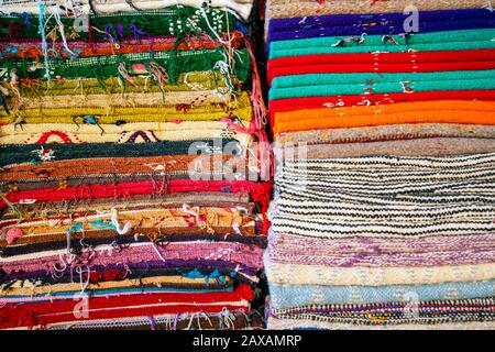 Beaucoup de tapis berbères traditionnels célèbres en vente, ait Ben Haddou, Maroc Banque D'Images