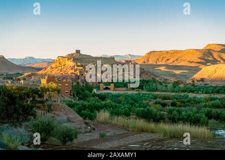 Vue panoramique sur la ville d'argile ait Ben Haddou sous les auspices de l'UNESCO, Maroc Banque D'Images