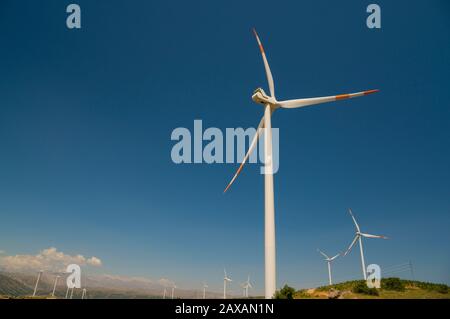 Les centrales éoliennes agaisnt fond bleu ciel. Montagnes, nuages peuvent être vus dans la photo. Banque D'Images