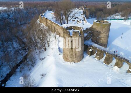 Ancienne forteresse russe à Koporye le jour de février (photographie aérienne). Région de Leningrad, Russie Banque D'Images