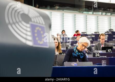 Strasbourg, France. 11 février 2020. Christine Lagarde (front), présidente de la Banque centrale européenne (BCE), siège dans la salle plénière du Parlement européen. Lagarde présente aujourd'hui au Parlement européen le rapport annuel 2018 de la BCE. Photo: Philipp von Ditfurth/dpa crédit: DPA Picture Alliance/Alay Live News Banque D'Images