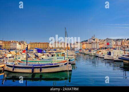 Marseille, France, le 2019 mars, des bateaux amarrés au "Vieux Port" par une journée ensoleillée Banque D'Images