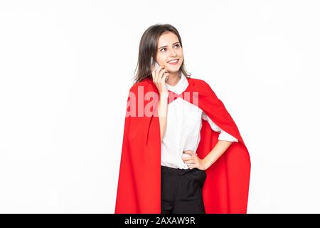 Super héros femme portant le masque rouge et cape Happy Talking à l'aide d'un smartphone téléphone portable isolé fond bleu Banque D'Images