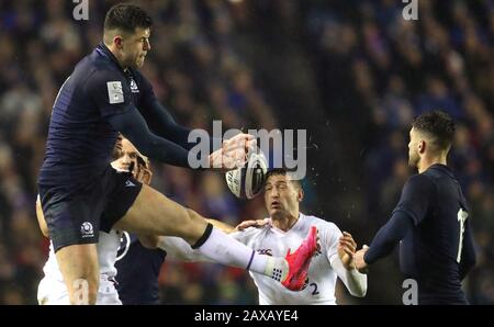 Le Jonny May (centre) d'Angleterre est frappé au visage avec le ballon pendant le match Guinness Six Nations au BT Murrayfield Stadium d'Édimbourg. Banque D'Images