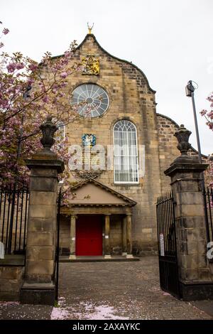 Entrée à Canongate Kirk vue du Royal Mile au printemps avec des cerisiers en fleurs dans un coin Banque D'Images