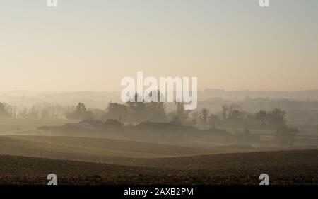 Lever du soleil sur la brume du matin dans la vallée de Dropt près de Duras, Lot-et-Garonne, France Banque D'Images