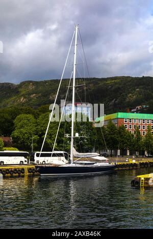 Bateau à voile Imagine B, à Festningskaien Quay, la partie hanséatique de l'UNESCO du port de Bergen, Norvège. Banque D'Images