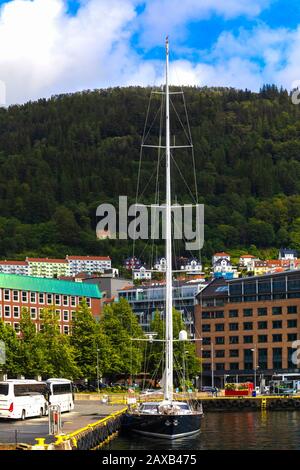 Bateau à voile Imagine B, à Festningskaien Quay, la partie hanséatique de l'UNESCO du port de Bergen, Norvège. Banque D'Images