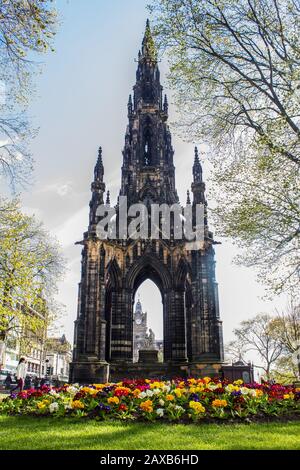 Une vue sur le monument Scots lors d'une journée claire au début du printemps, avec des fleurs à l'avant-garde, photographiées à Princess Gardens, Édimbourg Banque D'Images