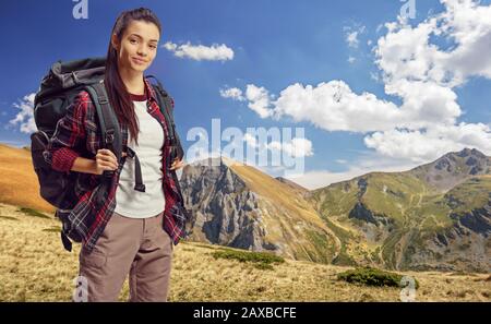 Randonneur féminin avec un sac à dos qui monte une montagne en Macédoine Banque D'Images