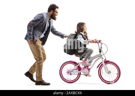 Père enseignant à une fille de monter un vélo isolé sur fond blanc Banque D'Images